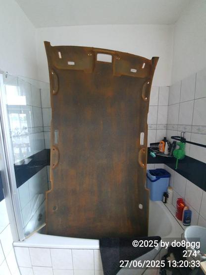 Dachhimmel vom Passat nahezu komplett vom alten Kleber und Schaumstoff befreit. In der Badewanne stehend.