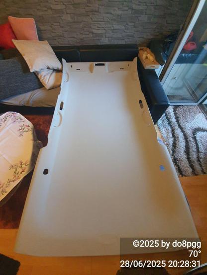 Dachhimmel vom Passat komplett beklebt, mit Löchern versehen und zum "Auslüften" im Schlafzimmer deponiert.