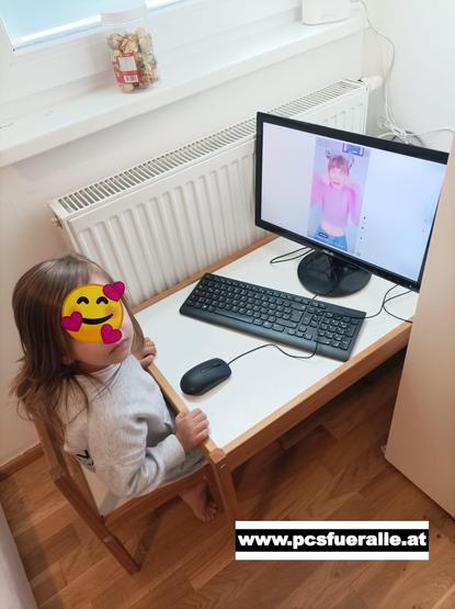 kleines Kind vor einem Computerbildschirm sitzend