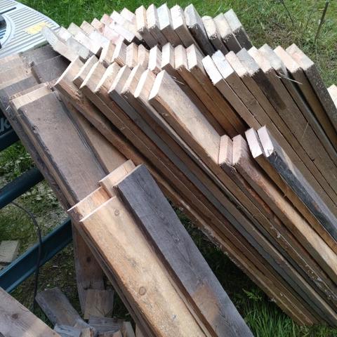 Laudanpätkiä nojaamassa sirkkeliä vasten.