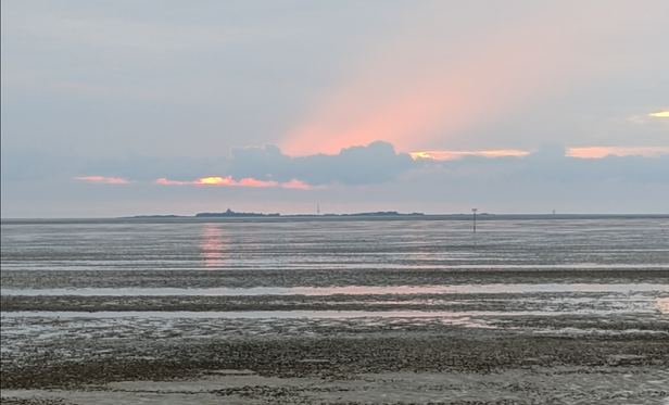 Sonnenuntergang mit vielen Wolken über Neuwerk