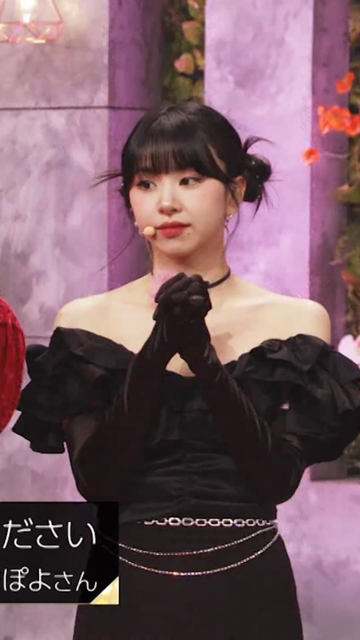 220723 - Chaeyoung always looks perfect in black