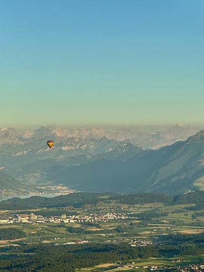 Ein Ballon vor den Zentralschweizer Alpen
