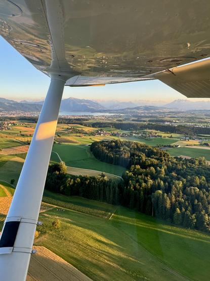 Anflug nach Hause im Abendlicht - im Hintergrund der Zugersee und die Rigi