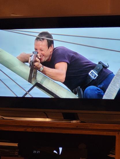 Roy Scheider in Jaws takes aim with a rifle