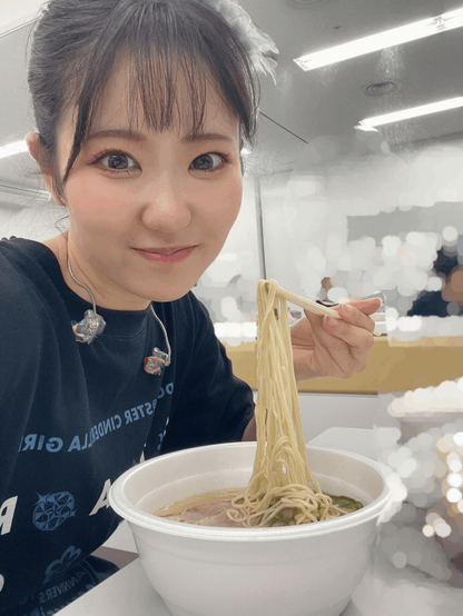 Touyama Naoは、Idolm@Ster Cinderella Girls Starlightステージ10周年記念ツアーLet's Amusementで舞台裏の舞台裏のラーメンを持っています!!!福岡で