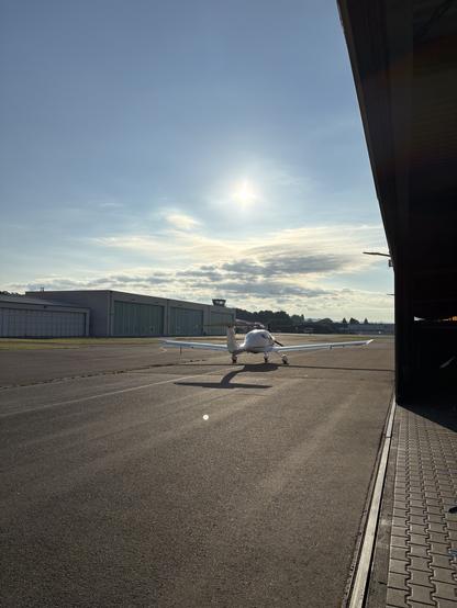 Flugzeug auf dem Vorfeld vom Flugplatz.