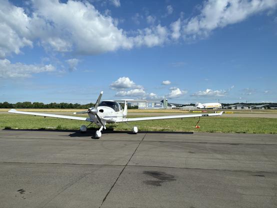 Das geparkte Flugzeug. Im Hintergrund das Messe Gelände und mit dem
Zeppelin der gerade aufgebaut wird zum ersten Rundflug.