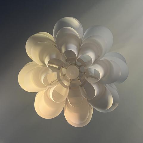 Weiße Lampe in Blütenform.
