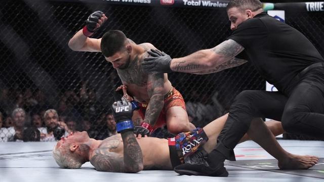 Ilia Topuria makes case for being UFC's pound-for-pound best with first-round KO of Charles Oliveira