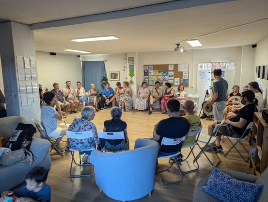 Asistentes al coloquio sobre el episodio 5 de Hope sentados en círculo en el local de Agua de Mayo en Alcalá, debatiendo sobre el documental y qué se puede hacer en nuestra ciudad.