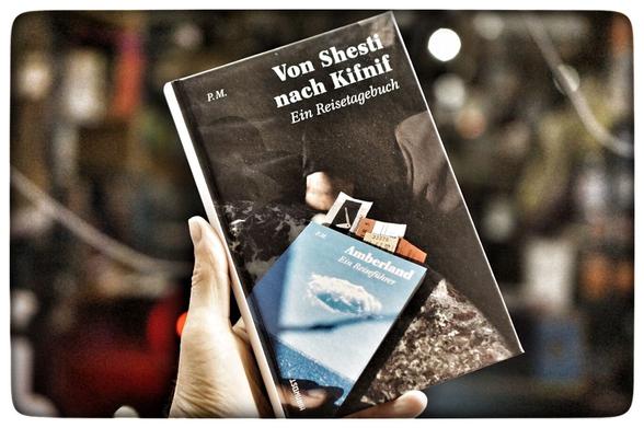 Von Shesti nach Kifnif
von p.m.

Mit diesem Reisetagebuch soll den teils wilden, Spekulationen über Amberland, wie Isckar einst hieß, entgegengetreten werden. »Die Veröffentlichung meiner isckarischen Reisetagebücher kommt einem kleinen Vertrauensbruch gleich. Die Isckarerinnen legen nämlich keinen Wert auf, Publicity. Reisen sind für sie etwas zutiefst Privates, über das nur mit Freundinnen gesprochen werden, kann. Sind aber die Leserinnen dieser Zeilen meine, Freundinnen? Das darf bezweifelt werden. Ja, es ist sogar möglich, dass Feindinnen Isckars aus, meinen Berichten wertvolle Informationen beziehen, könnten. Trotzdem konnte ich der Versuchung nicht, widerstehen. Ich denke mir, dass es nicht nur mir, guttut, zu wissen, dass es auf dieser wahnsinnig gewordenen Welt noch einen verrückten Ort der Vernunft, gibt.«