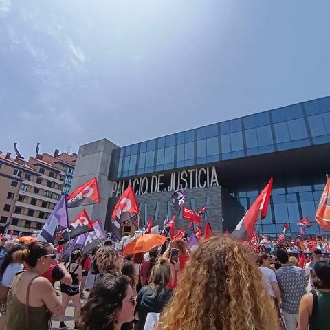Fotografía de manifestantes frente al Palacio de Justicia de Xixón