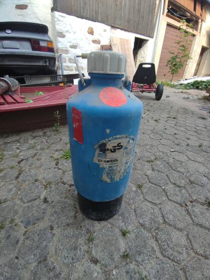 Unbekannte blaue Flasche.