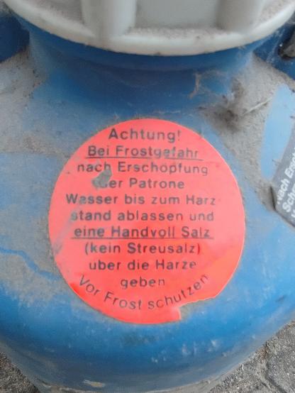 Und noch eine Nahaufnahme eines Aufklebers mit einem Warnhinweis.