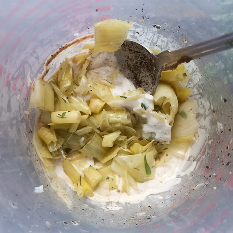 in einer Schüssel etwas von dem gebackenen Lauch mit Creme Fraiche