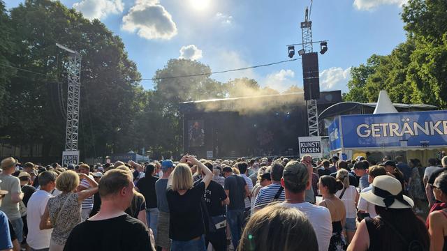 Blick über Menschenmenge bei Openair Richtung Bühne.