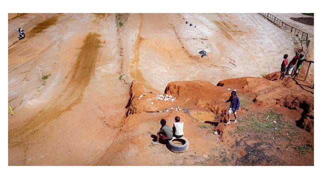 Des enfants au bord d'un terrain de MX