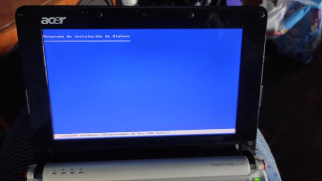 Una Netbook Acer Aspire One ZG5, con la pantalla del instalador de WindowsXP