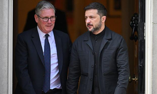 Keir Starmer y Volodimir Zelenski, el 23 de junio de 2025, en Londres. (Leon Neal / Getty Images)