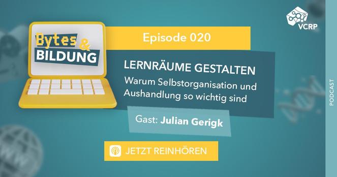 Links das Logo von Bytes & Bildung. Daneben die Ankündigung der aktuellen Episode: 020 – Julian Gerigk – Lernräume gestalten - Warum Selbstorganisation und Aushandlung so wichtig sind. Unten ist ein Button mit "Jetzt reinhören". 

Rechts oben sieht man das VCRP Logo. Im Hintergrund sind unscharf Symbole und Icons zu sehen.