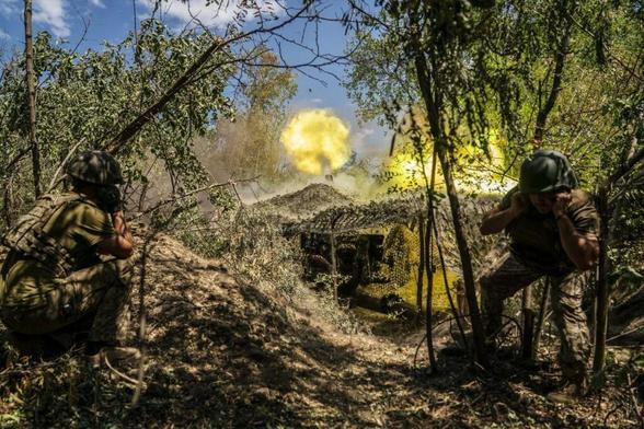 Ukrainian soldiers firing with D30 artillery at their fighting position in Donetsk oblast
