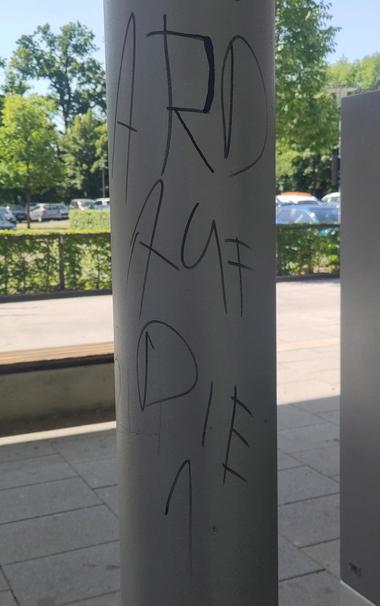 auf einem Betonpfeiler steht "ARD auf die 1"