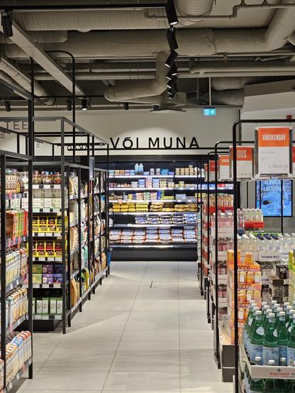 Tallinnna Kaubamajan ruokaosasto. Taustalla seinällä teksti "Või Muna"