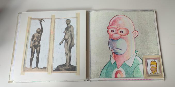 Double page d'un carnet de dessin : à gauche, les photographies de deux sculptures de corps féminins, un australopithèque et une femme noire enceinte. Les deux photos sont découpées depuis des journaux et leur fond est grossièrement recouvert de blanc.
A droite, un portrait dessiné d'Homer Simpson, méticuleux et au stylos de couleur. Sa peau est rose. En bas à droite, plus petit, le même portrait, mais ici sous forme de collage d'un extrait du dessin animé.