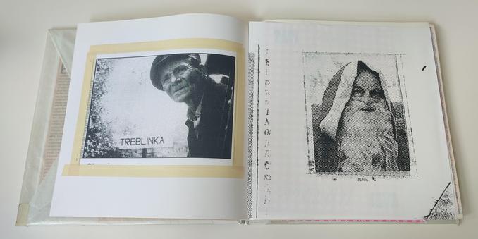 Double page d'un carnet de dessin : à gauche, une photographie du film Shoah, avec un homme qui se penche devant un panneau "Treblinka". Le document est en noir et blanc, collé avec du scotch de peintre légèrement jaune.
A droite, un agrandissement, également en noir et blanc et collé de la même façon d'un homme qui porte un déguisement du Père Noël.