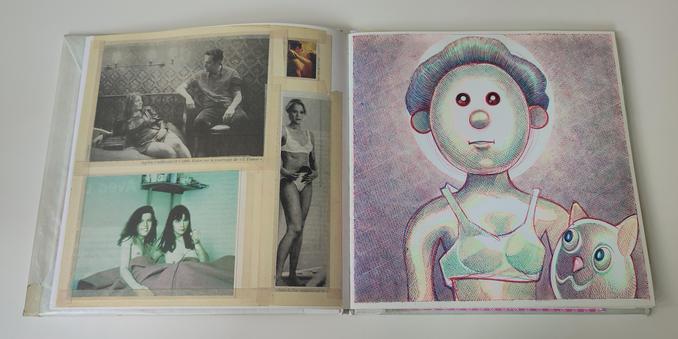 Double page d'un carnet de dessin : à gauche, plusieurs vignettes découpées de journaux et de magazines, dont une photographie de deux femmes dans un lit, la couverture remontée jusqu'à la poitrine, Sophie Guillemin et Cedric Kahn sur le tournage de l'Ennui, une femme debout en sous-vêtements. 

A droite, un portrait dessiné d'une femme et de son chat. Le dessin est minutieux, les silhouettes sont simplifiées et géométriques. La composition est symétrique : le visage de la femme est central et il se résume aux traits d'un émoji.