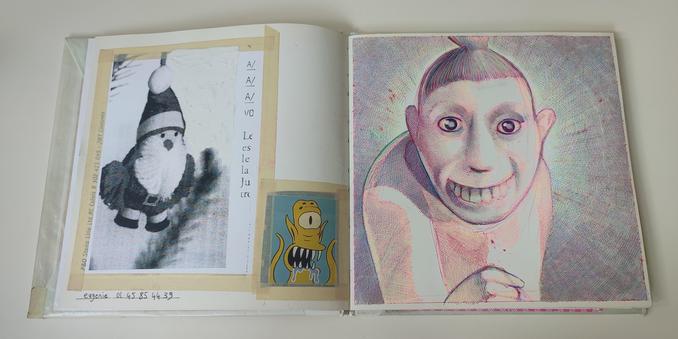 Double page d'un carnet de dessin : à gauche, deux images extraites de magazines. Un agrandissement en noir et blanc d'une figurine du père Noël, du type qu'on accroche dans un sapin, et un martien des Simpsons, c'est-à-dire un cyclope à oreilles pointues, dents pointues et tentacules. Sa pupille est la même que celle d'un félin et il bave abondamment.
A droite, un portrait dessiné d'un des personnages du film Freaks, une femme avec un crâne anormalement petit, des dents proéminentes, et un chignon sur le haut de la tête. Elle sourit. Le fond est composé de rayons qui produisent un effet de halo autour d'elle.