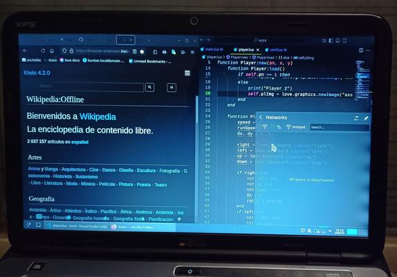 Escritorio mostrando navegador con Wikipedia offline, un editor de código y el panel de redes mostrando que el equipo está desconectado.