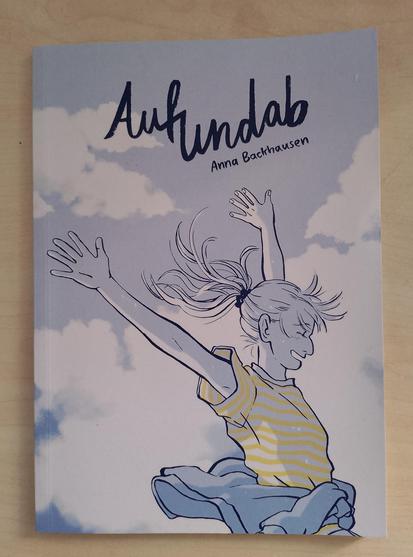 Titelbild des Comics. Fröhliches Mädchen vor bewölktem Himmel.