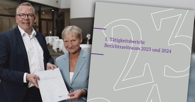 BfD EKD Michael Jacob (l.) übergibt den Tätigkeitsbericht 2023/24 an die EKD-Ratsvorsitzende Kirsten Fehrs
