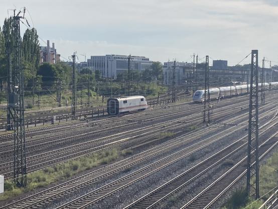 Ein einzelner Triebkopf eines ICE 1 (höchst wahrscheinlich) auf offener Strecke, fährt gerade ins DB Werk ein