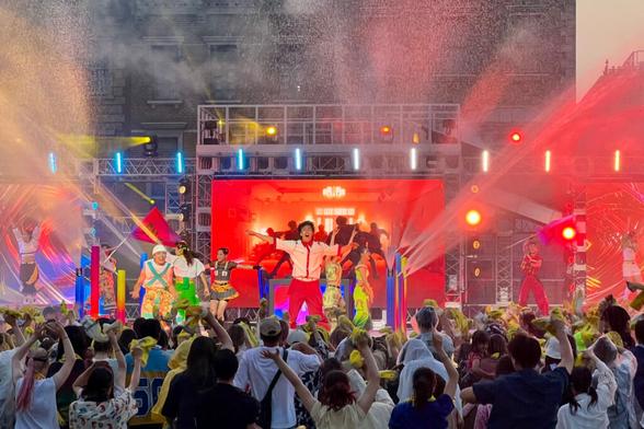 夜ユニバで爆上げ「サマーダンスナイト with HYBE JAPAN」に行ってきた！　BTSやILLIT、TWSの楽曲×演出がスゴイ - トラベル Watch