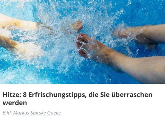 Das Bild zeigt Beine und Füße, die kräftig Wasser in einem Pool aufwirbeln. Es spritzt in alle Richtungen und vermittelt eine sehr erfrischende Sommerstimmung – passend zum Thema „Hitze: 8 Erfrischungstipps, die Sie überraschen werden“. (Bild Markus Spirske)
