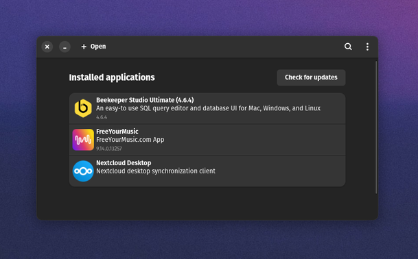 Gear Lever screenshot, Installed applications: Beekeeper Studio Ultimate (4.6.4), FreeYourMusic, NextCloud Desktop. Check updates button.