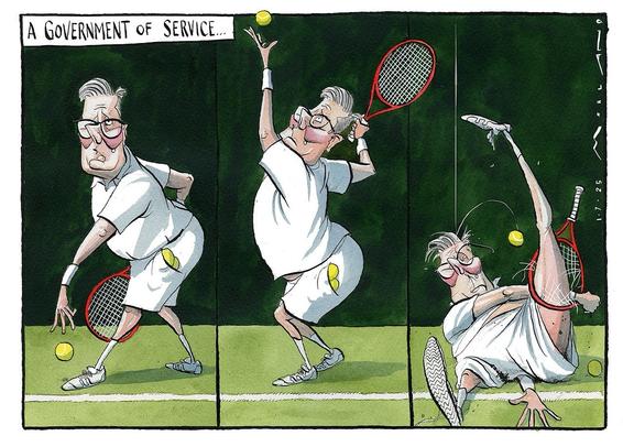 Die Karikatur zeigt in drei Panels eine Politikerfigur (mutmaßlich britisch), die versucht, einen Tennisschlag auszuführen – zunächst selbstbewusst, dann überambitioniert, und schließlich spektakulär stürzend. Die Überschrift lautet sarkastisch: „A Government of Service…“. Die Szene symbolisiert, wie politische Führung bei der Umsetzung scheitert – trotz stilvoller Pose, bleibt am Ende nur eine Blamage.

Image description (English):
The cartoon consists of three panels showing a politician (seemingly British) attempting a tennis serve. The first panel shows him confident, the second committed, and the third ends in a ridiculous fall. The caption reads ironically: “A Government of Service…”. It metaphorically criticizes political leadership as clumsy, performative, and ultimately failing to deliver.🖖