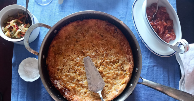 eine große Pfanne mit dem fertig gebackenen Maispfannkuchen