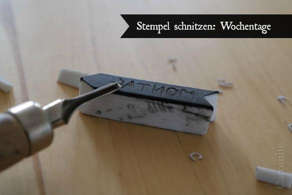 Stempel mit Wochentag-Schriftzug, davor das Schnitzwerkzeug