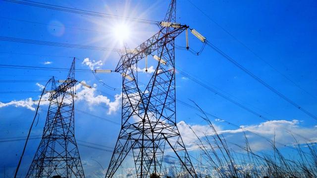 Com bandeira tarifária vermelha, julho segue com taxa extra nas contas de luz: adicional do patamar 1 é de R$ 4,46 a cada 100 kW/h consumidos, segundo Aneel