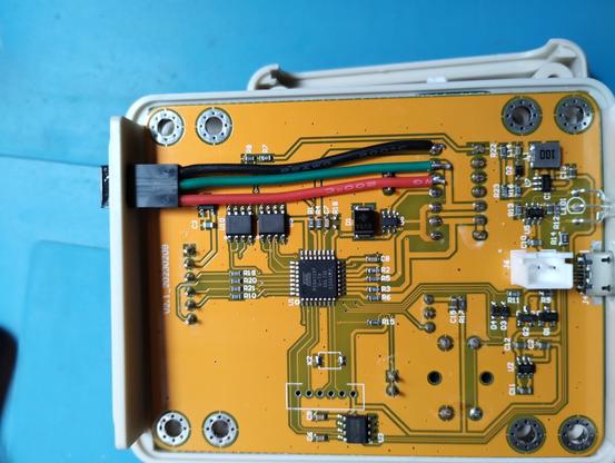 a look inside with the connector attached to the pins of the ZIF socket.