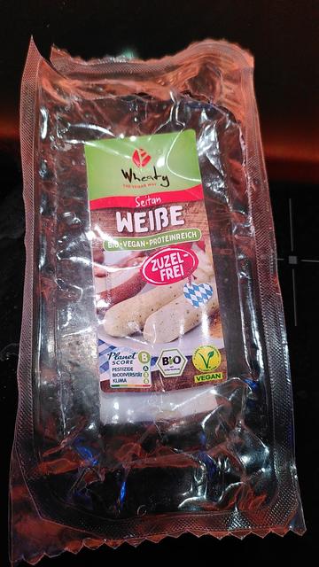 Foto zeigt leere Folienverpackung einer veganen Weißwurst