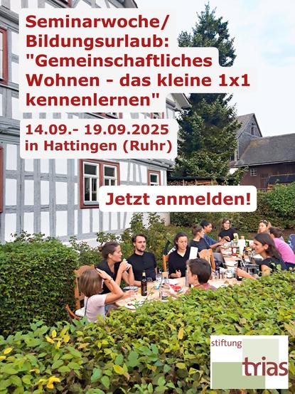Eine Gruppe von Menschen mittleren Alters sitzen gemeinsam draußen an Tischen und essen zusammen. Auch ein Kind ist zu sehen. Die Tische sind von grünen Hecken umsäumt, im Hintergrund ein Fachwerkhaus. Die Umgebung mutet eher ländlich an.