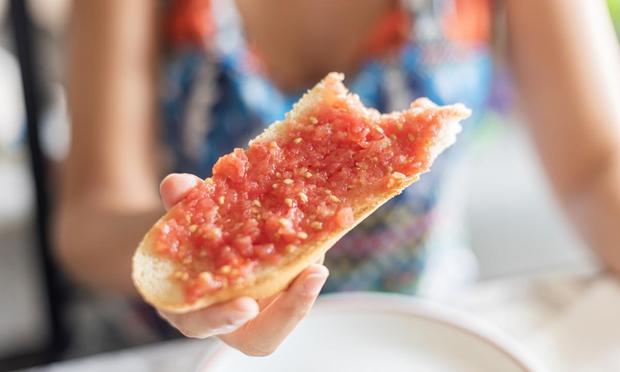 Un tostada de pan con tomate. (GETTY)