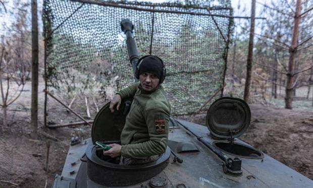 Un soldado ucraniano recibe instrucciones de la artillería soviética 2s1 en dirección a Kreminna, óblast de Luhansk, el 28 de noviembre de 2024. (Diego Herrera Carcedo / Anadolu via Getty Images)