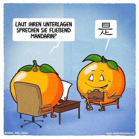 Der Cartoon zeigt ein Bewerbungsgespräch in einem Büro mit zwei anthropomorphen Mandarinen. Eine Mandarine sitzt hinter einem Schreibtisch als Personalerin und fragt: “Laut Ihren Unterlagen sprechen Sie fließend Mandarin?” Die andere Mandarine sitzt als Bewerberin auf einem Stuhl mit einer Aktentasche und antwortet mit 是, was “ja” bedeutet.