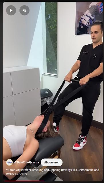 Ein Scharlatan, verkleidet als Sportarzt, zieht an einer Schlinge mit Griff. Diese Schlinge ist einer jungen Frau auf einer Behandlungsliege um den Kopf gebunden. Er lehnt sich nach hinten und stützt sich mit dem Fuß auf der Liege (!) ab, um mehr Gewicht auf den Nacken zu bekommen.